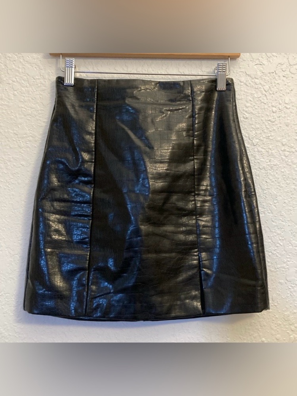 ASTR the Label Black vegan leather A-Line Mini Skirt w/ front slit. Sz XS